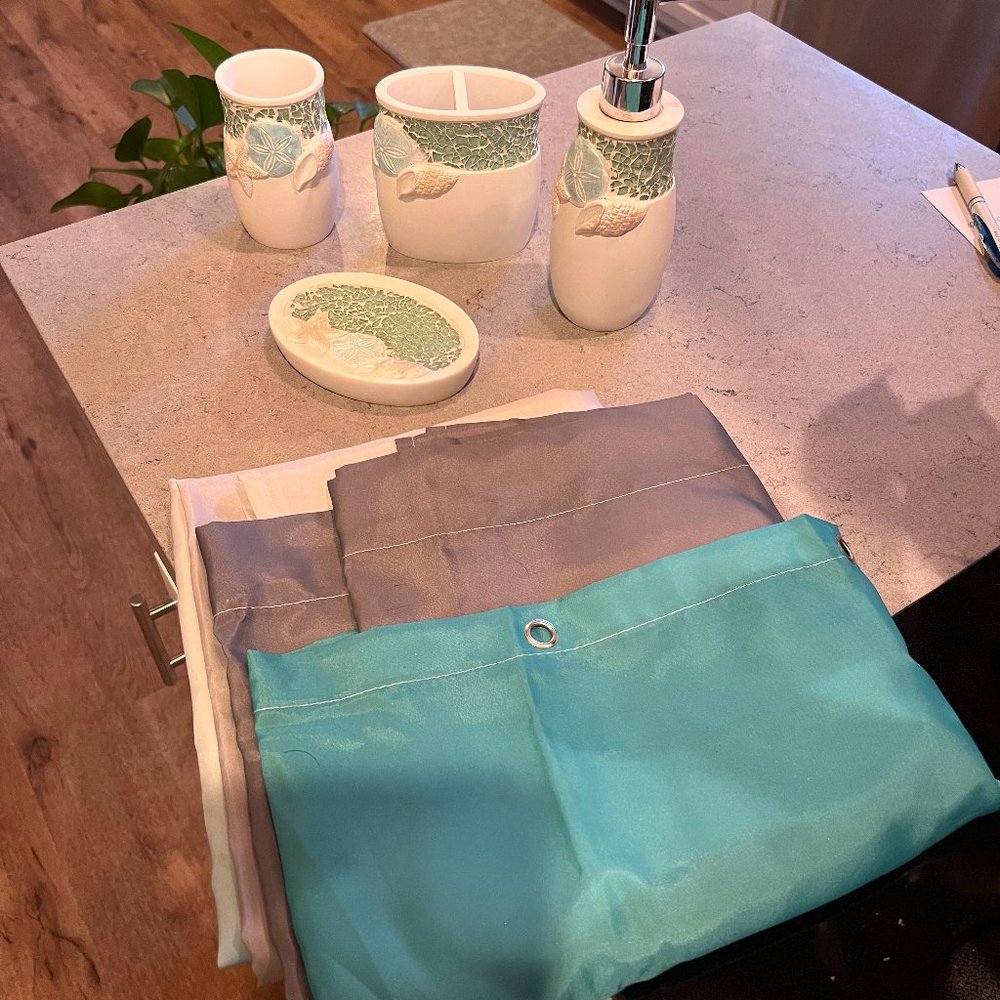 Seashell Bath Set with shower curtain.